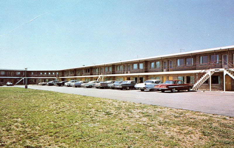 Mi-Ro Motel and Golf Course - Vintage Postcard (newer photo)